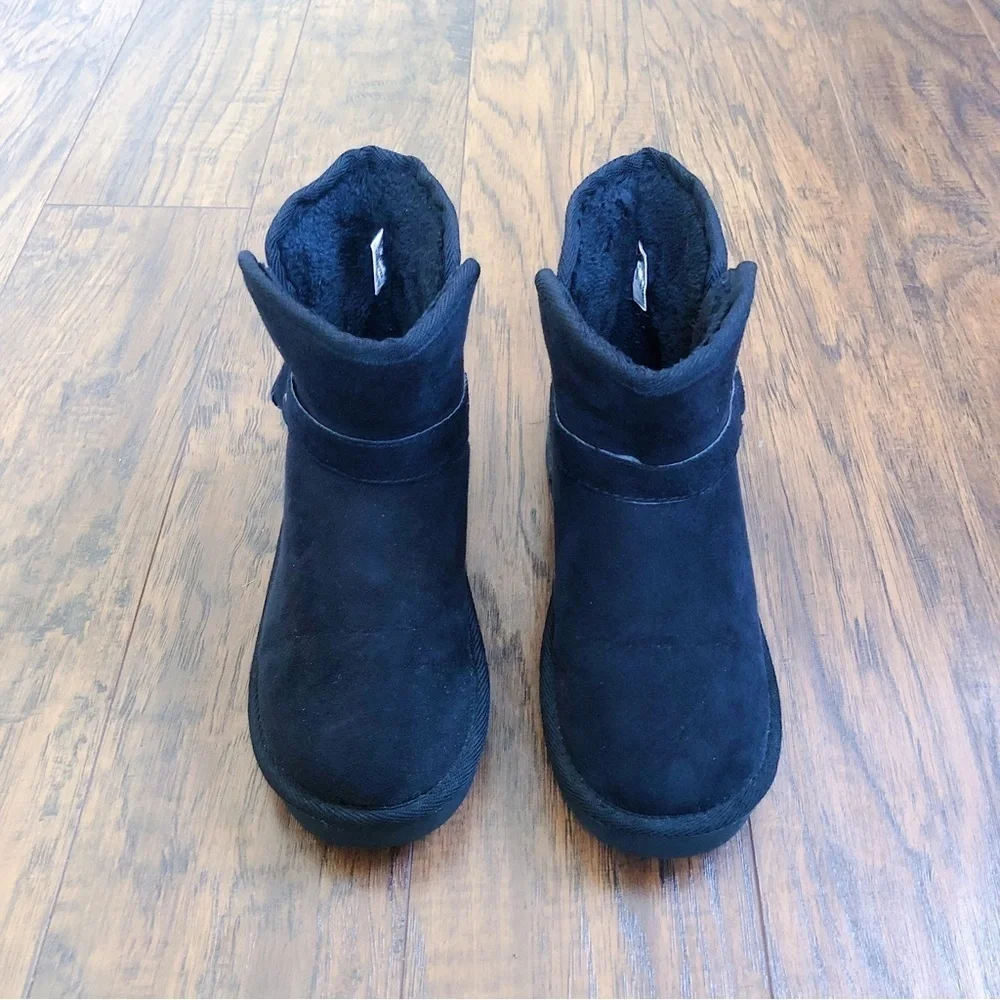 Arizona • faux shearling ankle booties black suede fur harness short low Y2K